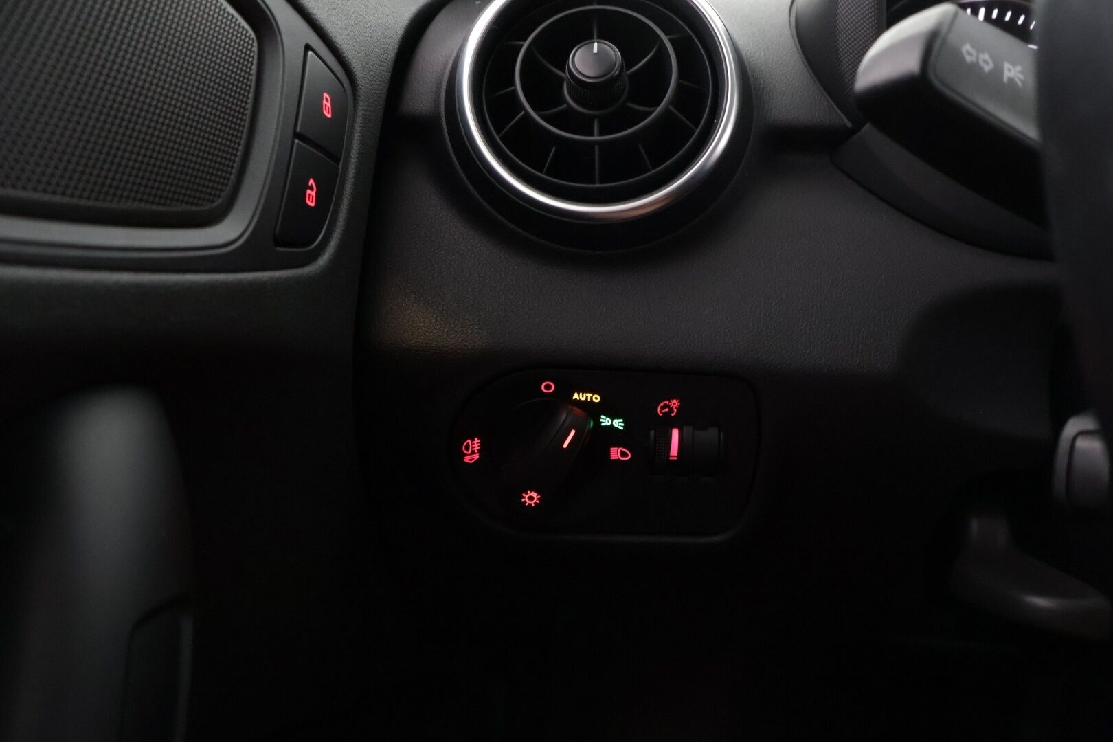 Audi A1 2016 Sportback Comfort 1,4 TFSI 92 kW S tronic */ Suomi-auto / Vakkari / Bluetooth / 2x merkkirenkaat /* - */ Siisti yksilö / Matalat käyttökulut / Ilmainen kotiintoimitus