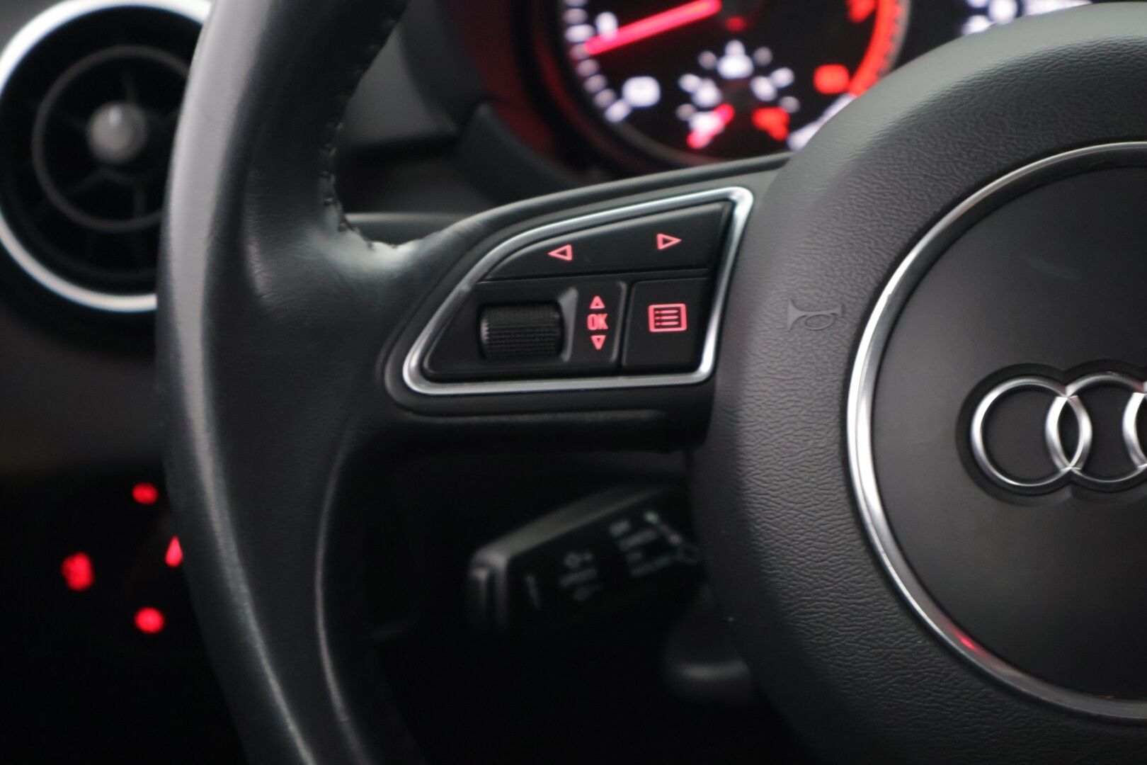 Audi A1 2016 Sportback Comfort 1,4 TFSI 92 kW S tronic */ Suomi-auto / Vakkari / Bluetooth / 2x merkkirenkaat /* - */ Siisti yksilö / Matalat käyttökulut / Ilmainen kotiintoimitus