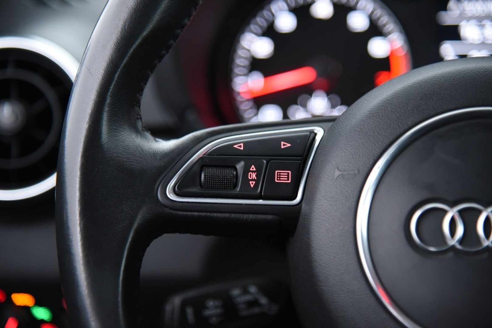 Audi A1 2016 Sportback Comfort 1,4 TFSI 92 kW S tronic - Suomi-auto / Vakionopeudensäädin / Peruutustutkat / Xenon / 2x renkaat / Metalliväri