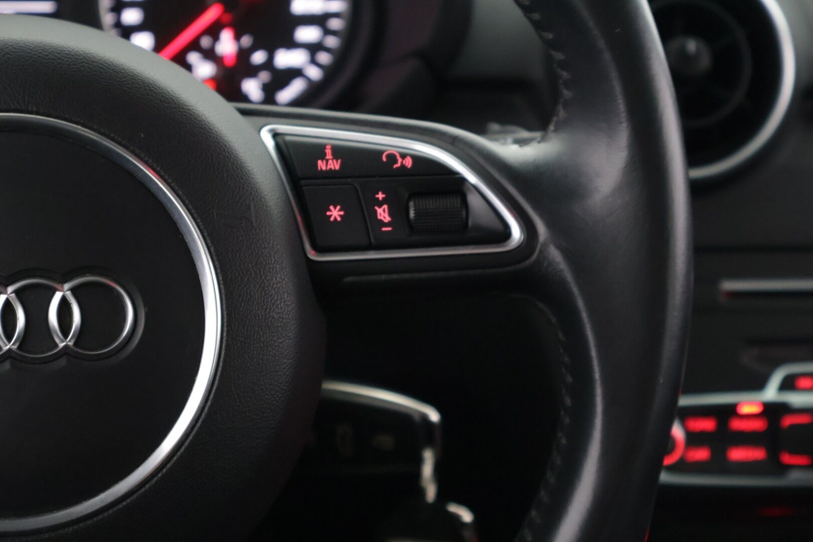 Audi A1 2016 Sportback Comfort 1,4 TFSI 92 kW S tronic */ Suomi-auto / Vakkari / Bluetooth / 2x merkkirenkaat /* - */ Siisti yksilö / Matalat käyttökulut / Ilmainen kotiintoimitus