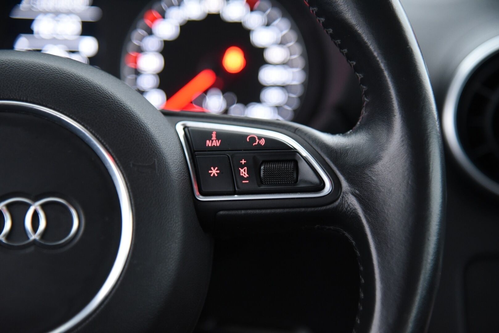 Audi A1 2016 Sportback Comfort 1,4 TFSI 92 kW S tronic - Suomi-auto / Vakionopeudensäädin / Peruutustutkat / Xenon / 2x renkaat / Metalliväri