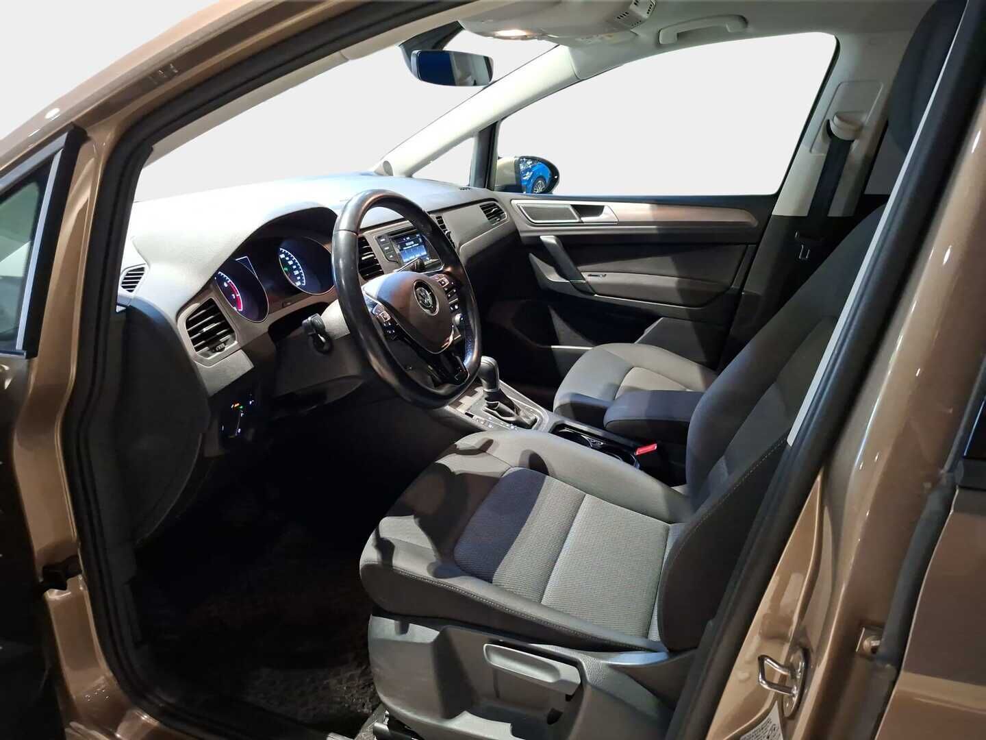Volkswagen Golf Sportsvan 2017 Comfortline 1,2 TSI 81 kW (110 hv) DSG-automaatti - Webasto / Tutkat / Vakionopeudensäädin / Suomi-auto / 2x renkaat