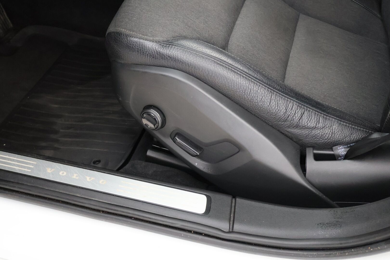 Volvo V90 2017 D4 Momentum aut - | 2 om. Suomi-auto | Adapt. Vak. | Webasto | Pilot assist | Navi | Ei Ad-Blueta | Puolinahat | Merkkihuollettu | Todella siisti |