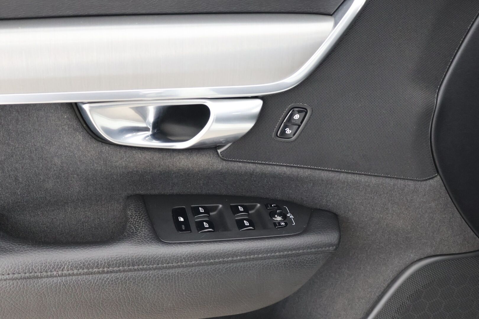 Volvo V90 2017 D4 Momentum aut - | 2 om. Suomi-auto | Adapt. Vak. | Webasto | Pilot assist | Navi | Ei Ad-Blueta | Puolinahat | Merkkihuollettu | Todella siisti |