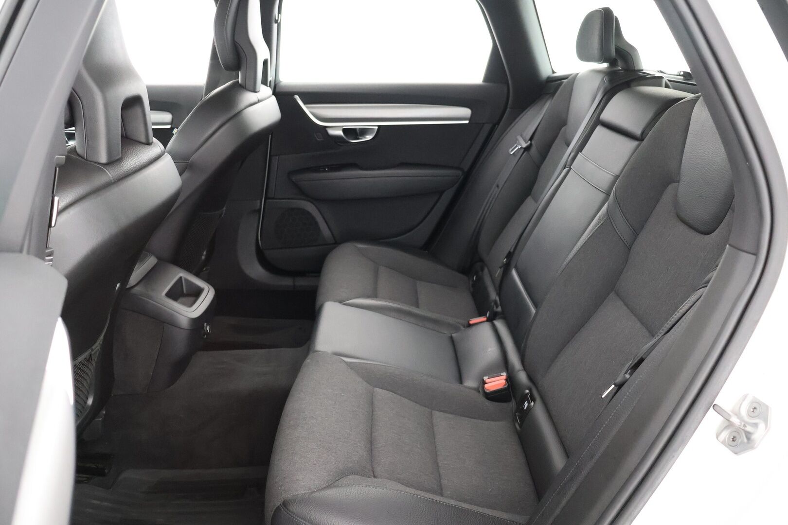 Volvo V90 2017 D4 Momentum aut - | 2 om. Suomi-auto | Adapt. Vak. | Webasto | Pilot assist | Navi | Ei Ad-Blueta | Puolinahat | Merkkihuollettu | Todella siisti |