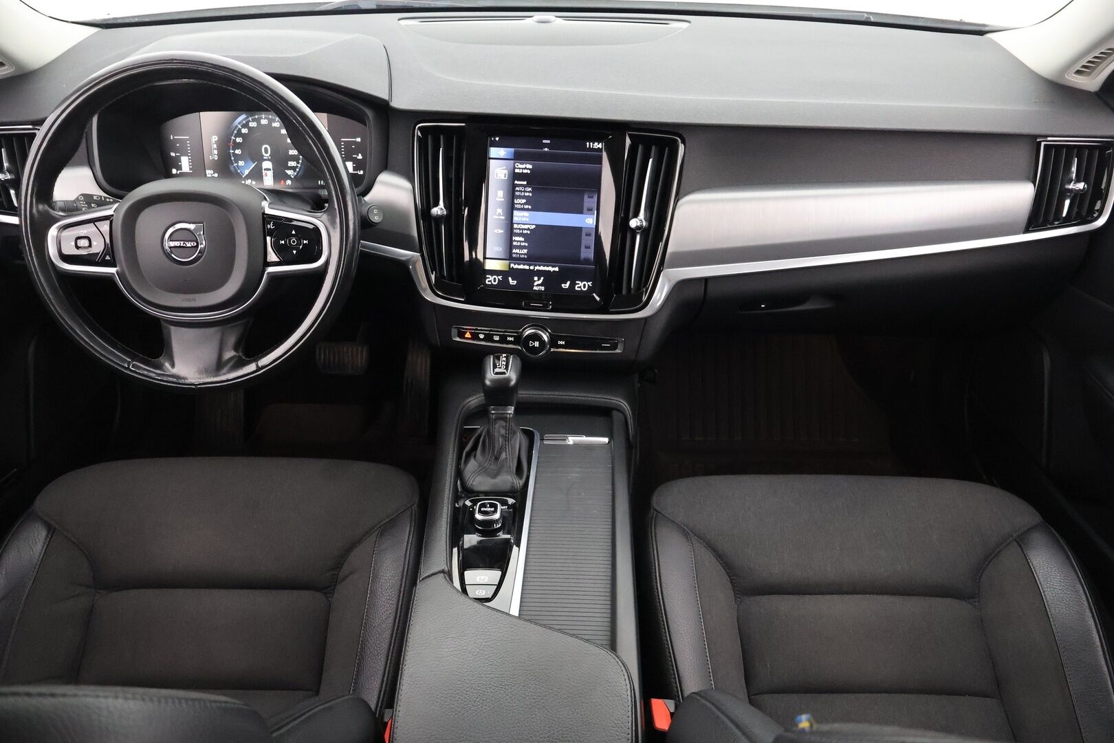 Volvo V90 2017 D4 Momentum aut - | 2 om. Suomi-auto | Adapt. Vak. | Webasto | Pilot assist | Navi | Ei Ad-Blueta | Puolinahat | Merkkihuollettu | Todella siisti |