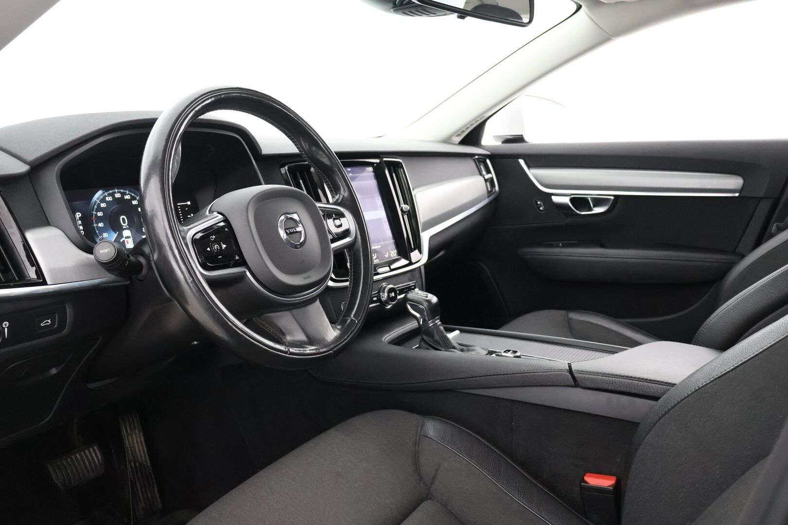 Volvo V90 2017 D4 Momentum aut - | 2 om. Suomi-auto | Adapt. Vak. | Webasto | Pilot assist | Navi | Ei Ad-Blueta | Puolinahat | Merkkihuollettu | Todella siisti |