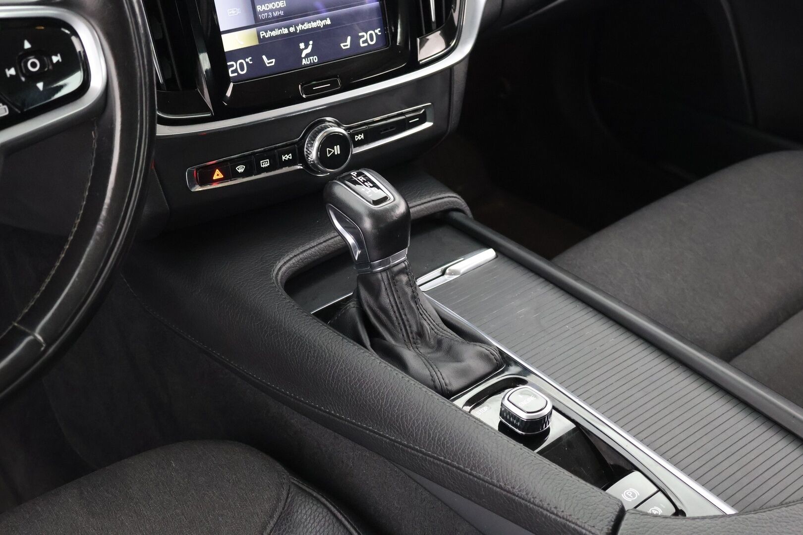 Volvo V90 2017 D4 Momentum aut - | 2 om. Suomi-auto | Adapt. Vak. | Webasto | Pilot assist | Navi | Ei Ad-Blueta | Puolinahat | Merkkihuollettu | Todella siisti |