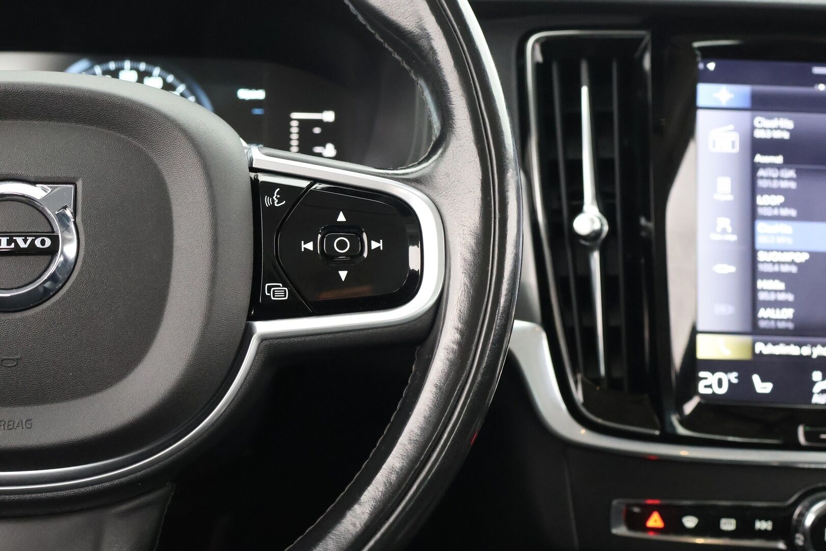 Volvo V90 2017 D4 Momentum aut - | 2 om. Suomi-auto | Adapt. Vak. | Webasto | Pilot assist | Navi | Ei Ad-Blueta | Puolinahat | Merkkihuollettu | Todella siisti |