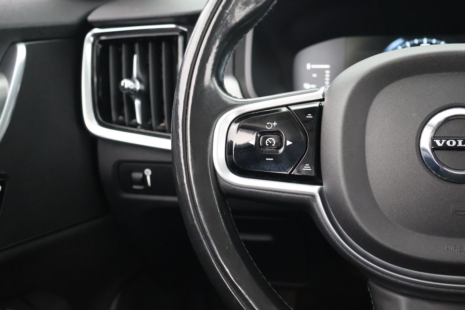 Volvo V90 2017 D4 Momentum aut - | 2 om. Suomi-auto | Adapt. Vak. | Webasto | Pilot assist | Navi | Ei Ad-Blueta | Puolinahat | Merkkihuollettu | Todella siisti |