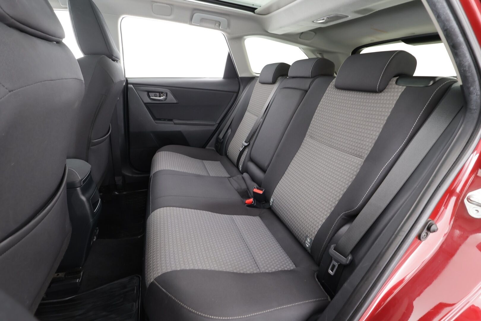 Toyota Auris 2017 Touring Sports 1,8 Hybrid Style * Suomi-auto / Lasikatto / Vakkari / P.kamera / LED / Navi / Koukku / KeylessGo * - Kahdet renkaat aluvanteilla