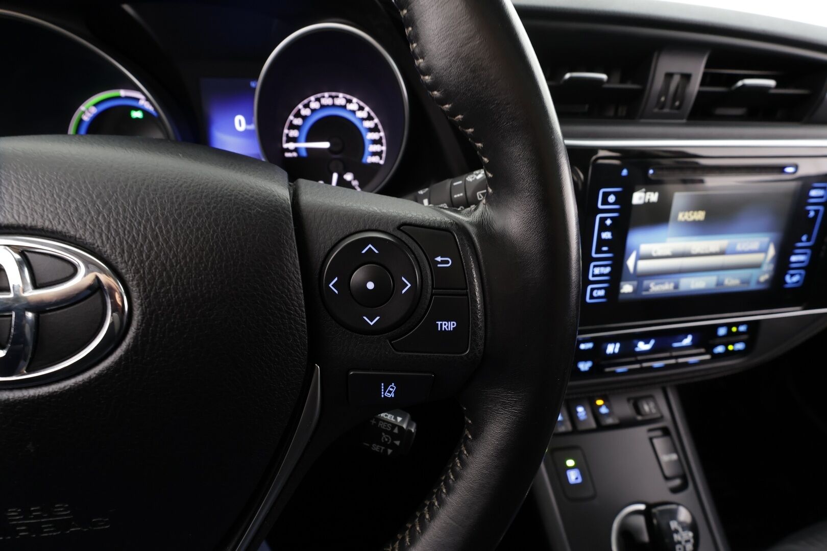 Toyota Auris 2017 Touring Sports 1,8 Hybrid Style * Suomi-auto / Lasikatto / Vakkari / P.kamera / LED / Navi / Koukku / KeylessGo * - Kahdet renkaat aluvanteilla - HULLUT JOULUT KORKOTARJOUS 2,49% 