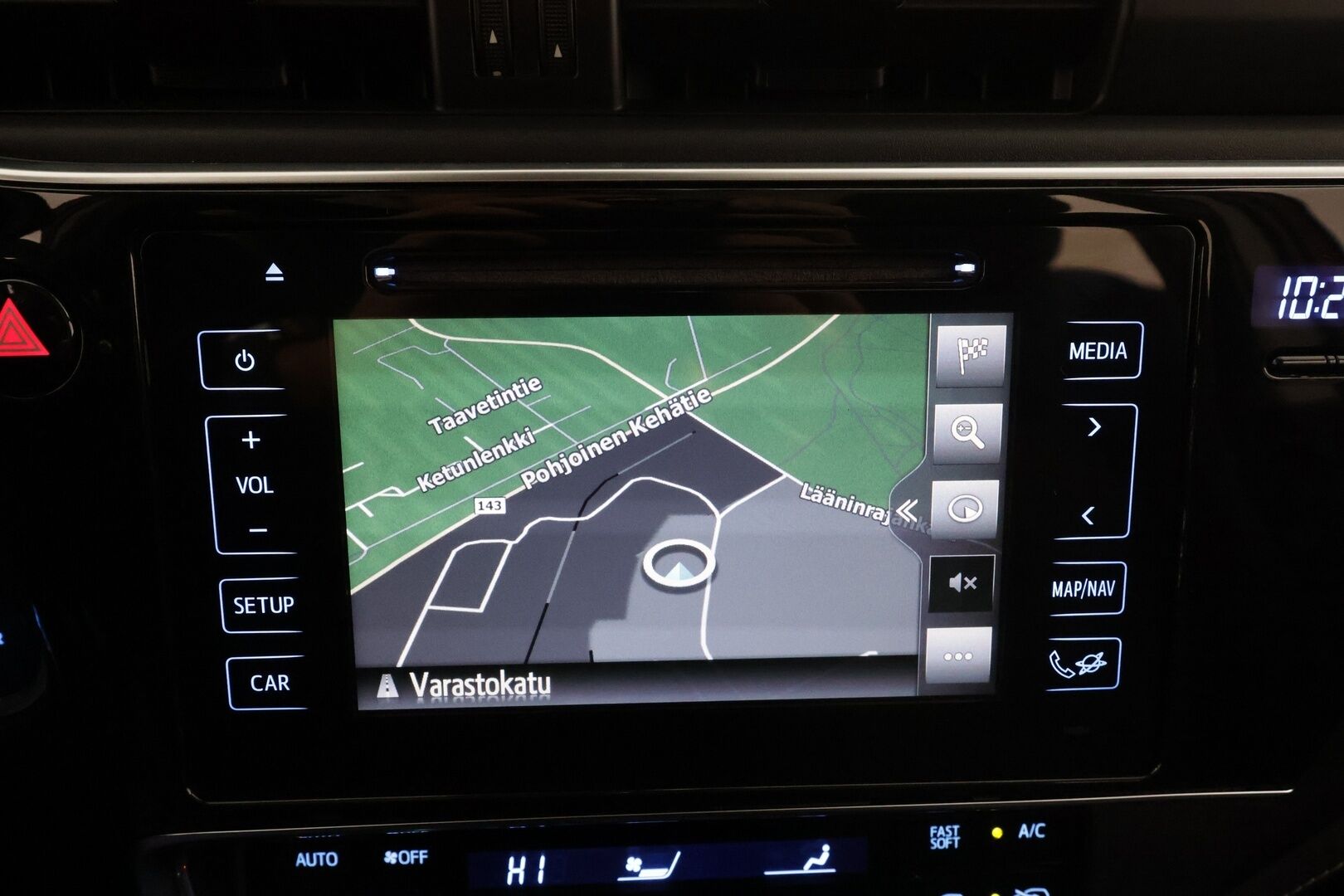 Toyota Auris 2017 Touring Sports 1,8 Hybrid Style * Suomi-auto / Lasikatto / Vakkari / P.kamera / LED / Navi / Koukku / KeylessGo * - Kahdet renkaat aluvanteilla