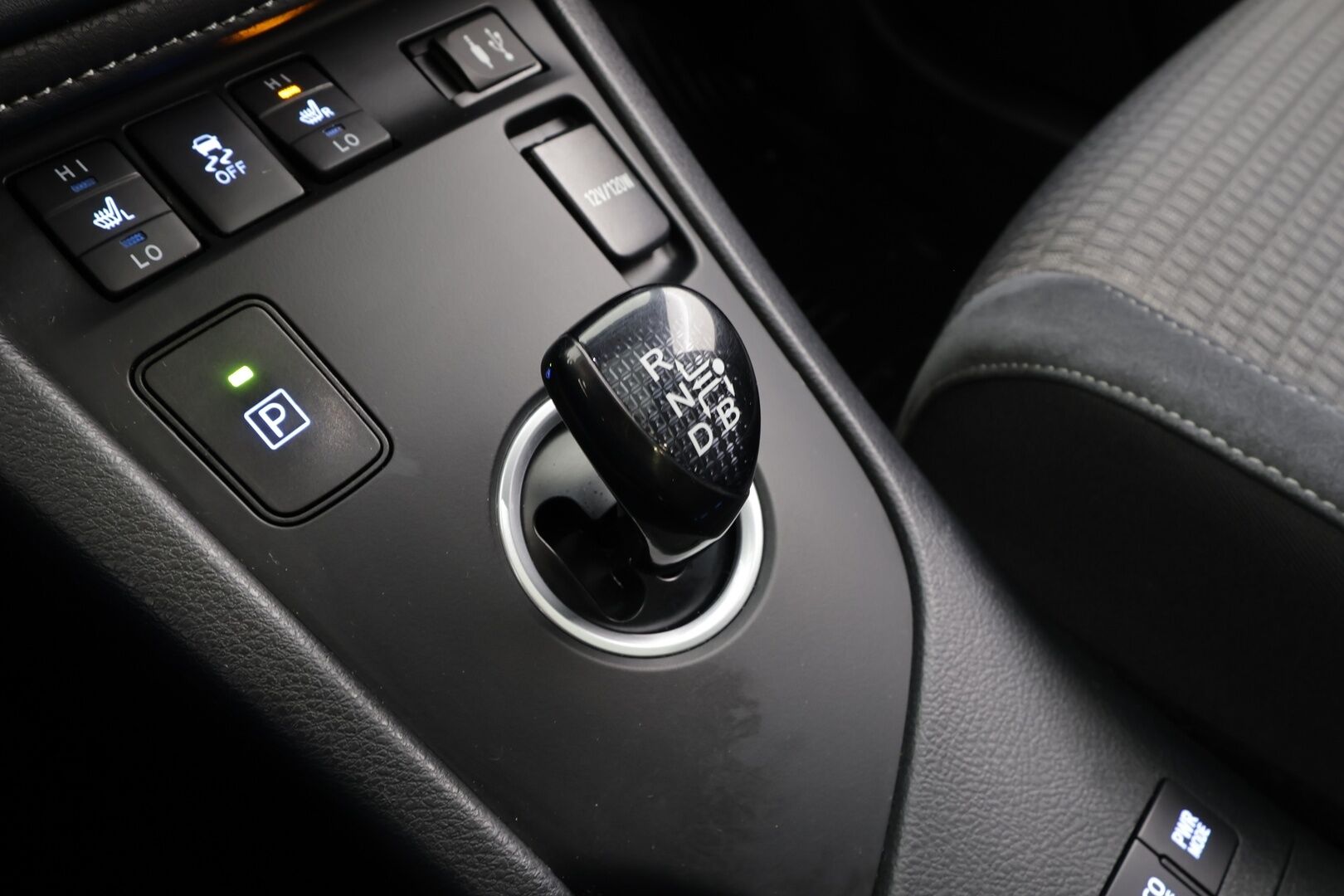 Toyota Auris 2017 Touring Sports 1,8 Hybrid Style * Suomi-auto / Lasikatto / Vakkari / P.kamera / LED / Navi / Koukku / KeylessGo * - Kahdet renkaat aluvanteilla - HULLUT JOULUT KORKOTARJOUS 2,49% 