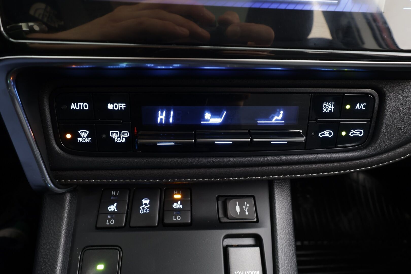 Toyota Auris 2017 Touring Sports 1,8 Hybrid Style * Suomi-auto / Lasikatto / Vakkari / P.kamera / LED / Navi / Koukku / KeylessGo * - Kahdet renkaat aluvanteilla - HULLUT JOULUT KORKOTARJOUS 2,49% 