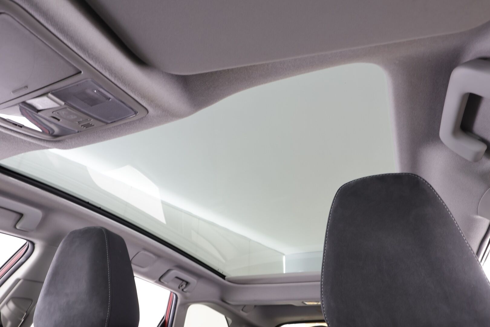 Toyota Auris 2017 Touring Sports 1,8 Hybrid Style * Suomi-auto / Lasikatto / Vakkari / P.kamera / LED / Navi / Koukku / KeylessGo * - Kahdet renkaat aluvanteilla