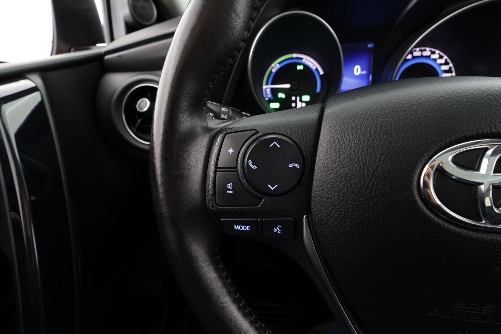 Toyota Auris 2017 Touring Sports 1,8 Hybrid Style * Suomi-auto / Lasikatto / Vakkari / P.kamera / LED / Navi / Koukku / KeylessGo * - Kahdet renkaat aluvanteilla