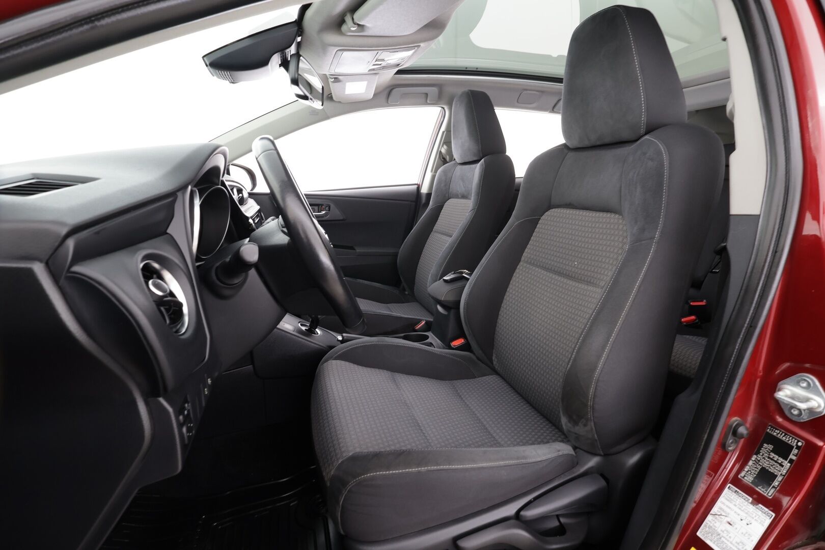 Toyota Auris 2017 Touring Sports 1,8 Hybrid Style * Suomi-auto / Lasikatto / Vakkari / P.kamera / LED / Navi / Koukku / KeylessGo * - Kahdet renkaat aluvanteilla