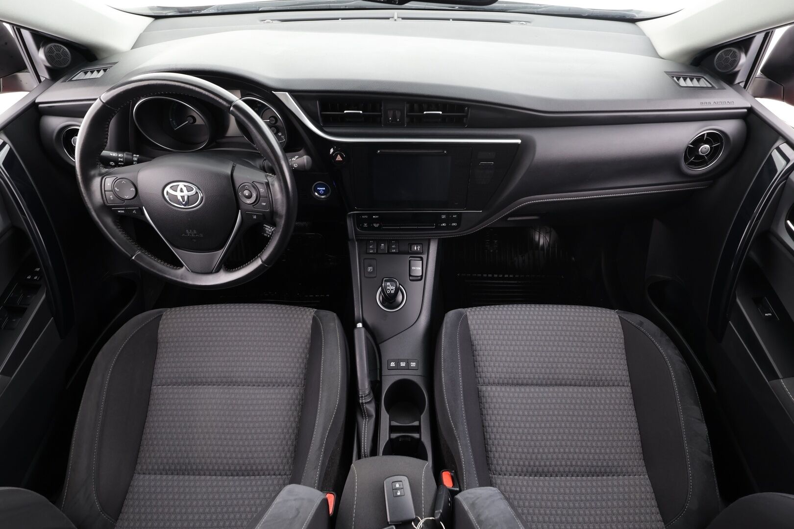 Toyota Auris 2017 Touring Sports 1,8 Hybrid Style * Suomi-auto / Lasikatto / Vakkari / P.kamera / LED / Navi / Koukku / KeylessGo * - Kahdet renkaat aluvanteilla