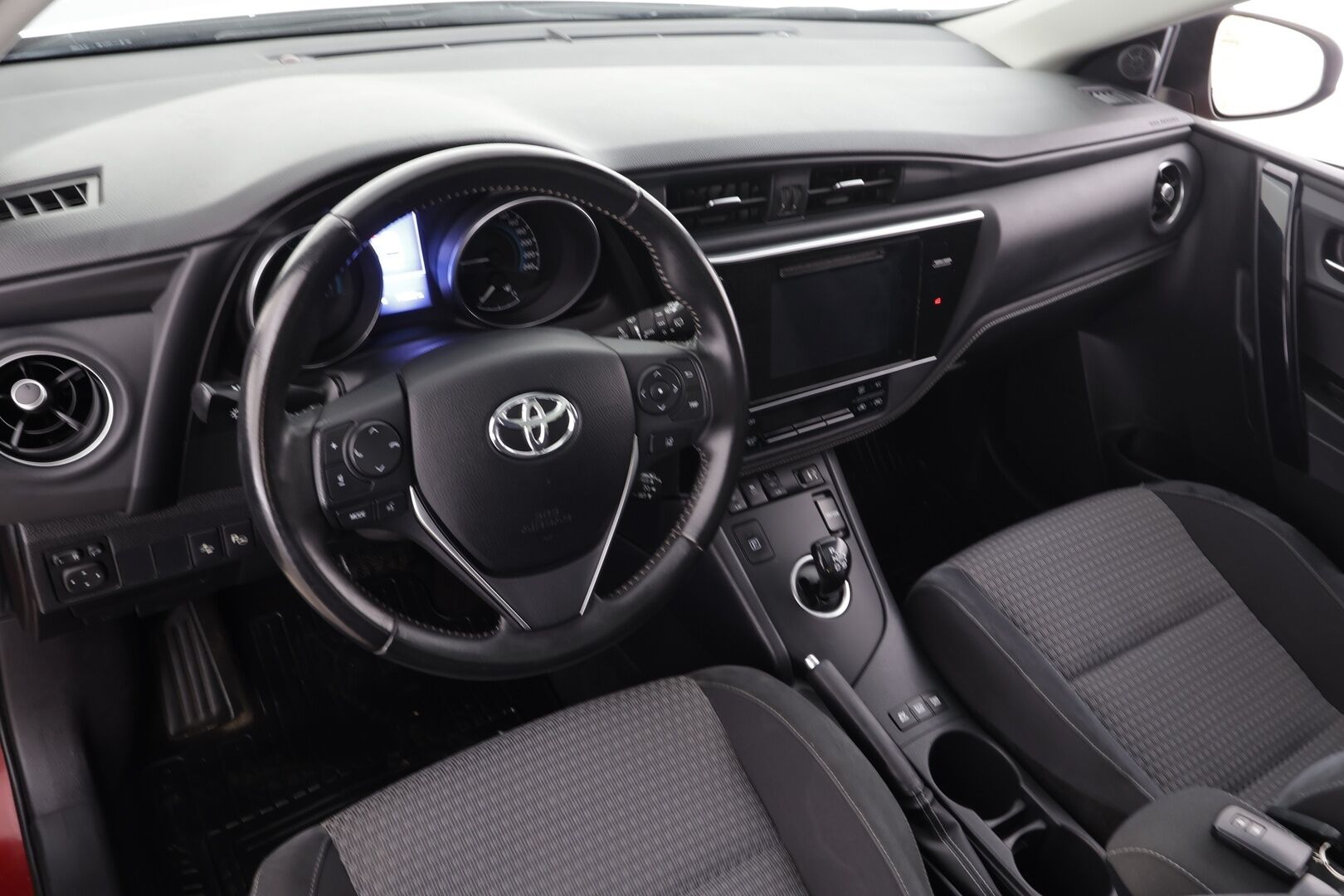 Toyota Auris 2017 Touring Sports 1,8 Hybrid Style * Suomi-auto / Lasikatto / Vakkari / P.kamera / LED / Navi / Koukku / KeylessGo * - Kahdet renkaat aluvanteilla - HULLUT JOULUT KORKOTARJOUS 2,49% 