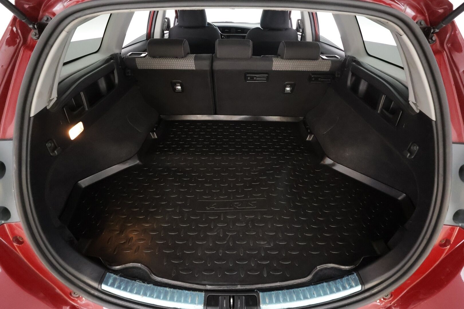 Toyota Auris 2017 Touring Sports 1,8 Hybrid Style * Suomi-auto / Lasikatto / Vakkari / P.kamera / LED / Navi / Koukku / KeylessGo * - Kahdet renkaat aluvanteilla