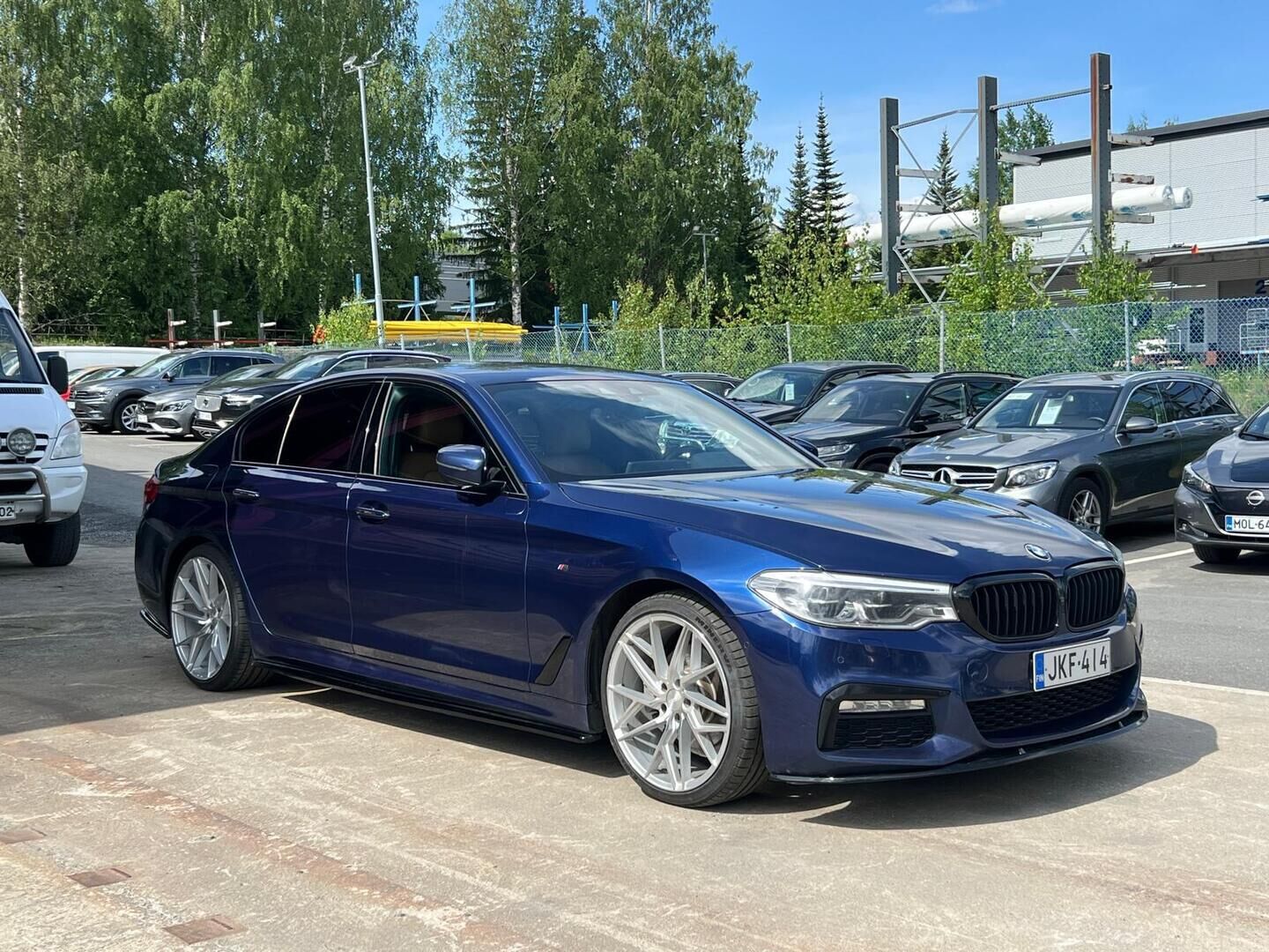 BMW 520 2017 G30 Sedan xDrive M-Sport *Suomi-auto / Konjakki nahat / Eleohjaus / Prof. navi / Hi-Fi / Adapt. LED / P. Kamera* - 20'' Veemann / Tyylikäs 