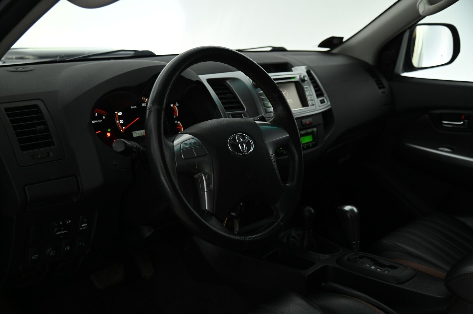 Toyota Hilux 2014 3.0 Double Cab D-4D 4WD 171Hv *5-P / Webasto / P.Kamera / Koukku / Remmi Vaihdettu / Vakkari / Hyvät huollot* - 3,99 % KORKOTARJOUS TÄHÄN AUTOON - Hieno 5-paikkainen Hilux fiksuilla huolloilla sekä kaksilla renkailla!