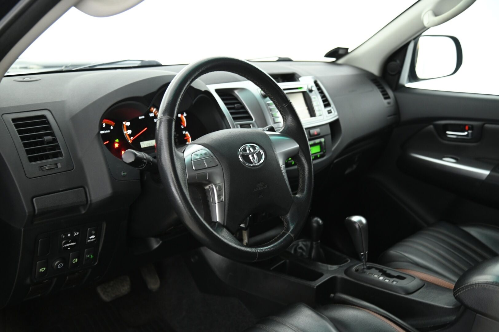 Toyota Hilux 2014 3.0 Double Cab D-4D 4WD 171Hv *5-P / Webasto / P.Kamera / Koukku / Remmi Vaihdettu / Vakkari / Hyvät huollot* - 3,99 % KORKOTARJOUS TÄHÄN AUTOON - Hieno 5-paikkainen Hilux fiksuilla huolloilla sekä kaksilla renkailla!