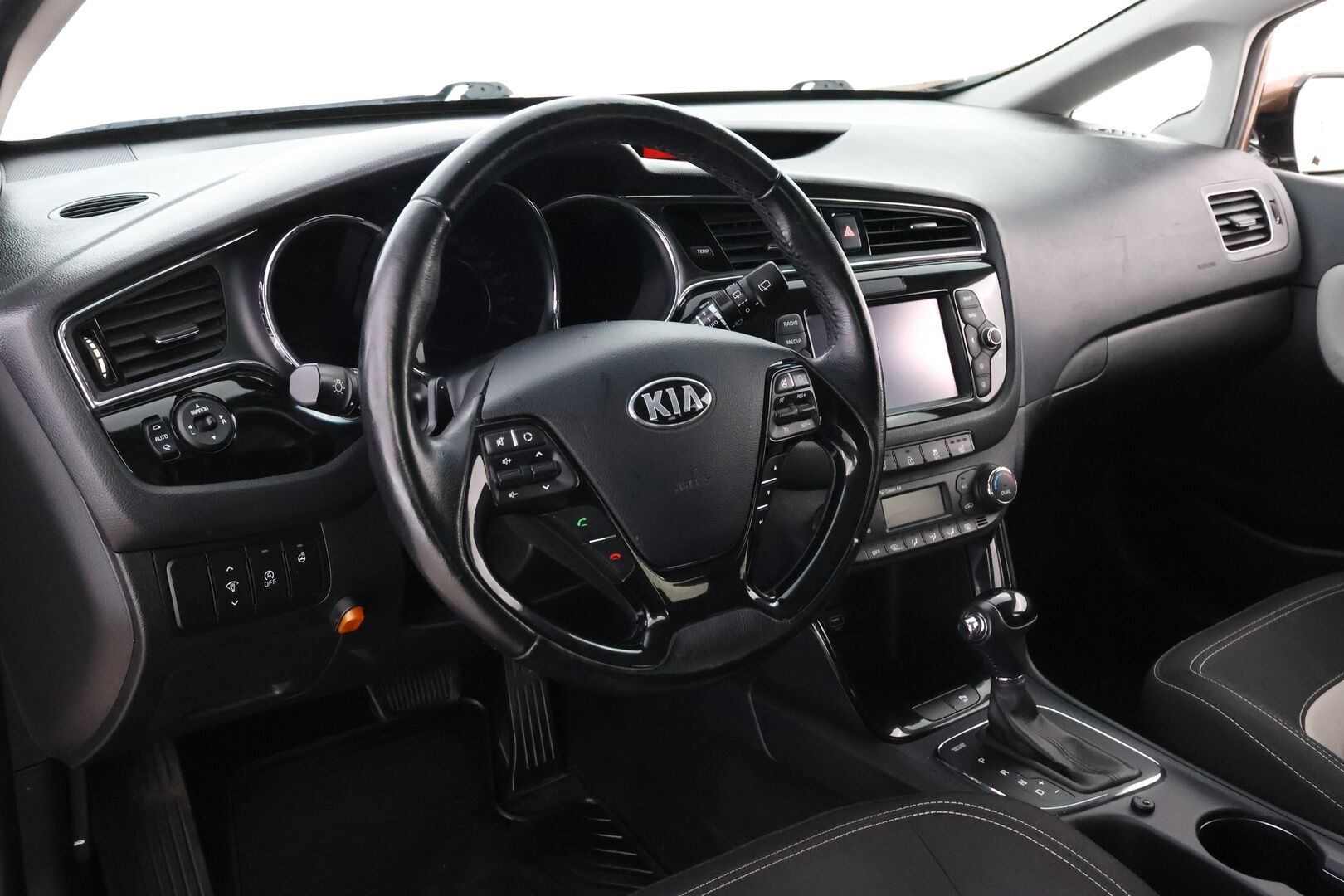 Kia cee'd 2017 1,6 CRDi ISG 136hv EX SW DCT A/T Ecodynamics - Suomiauto / P.Kamera / Lohko&Sisäp. / Vetokoukku / Vakkari / Ratinlämmitin / Navi
