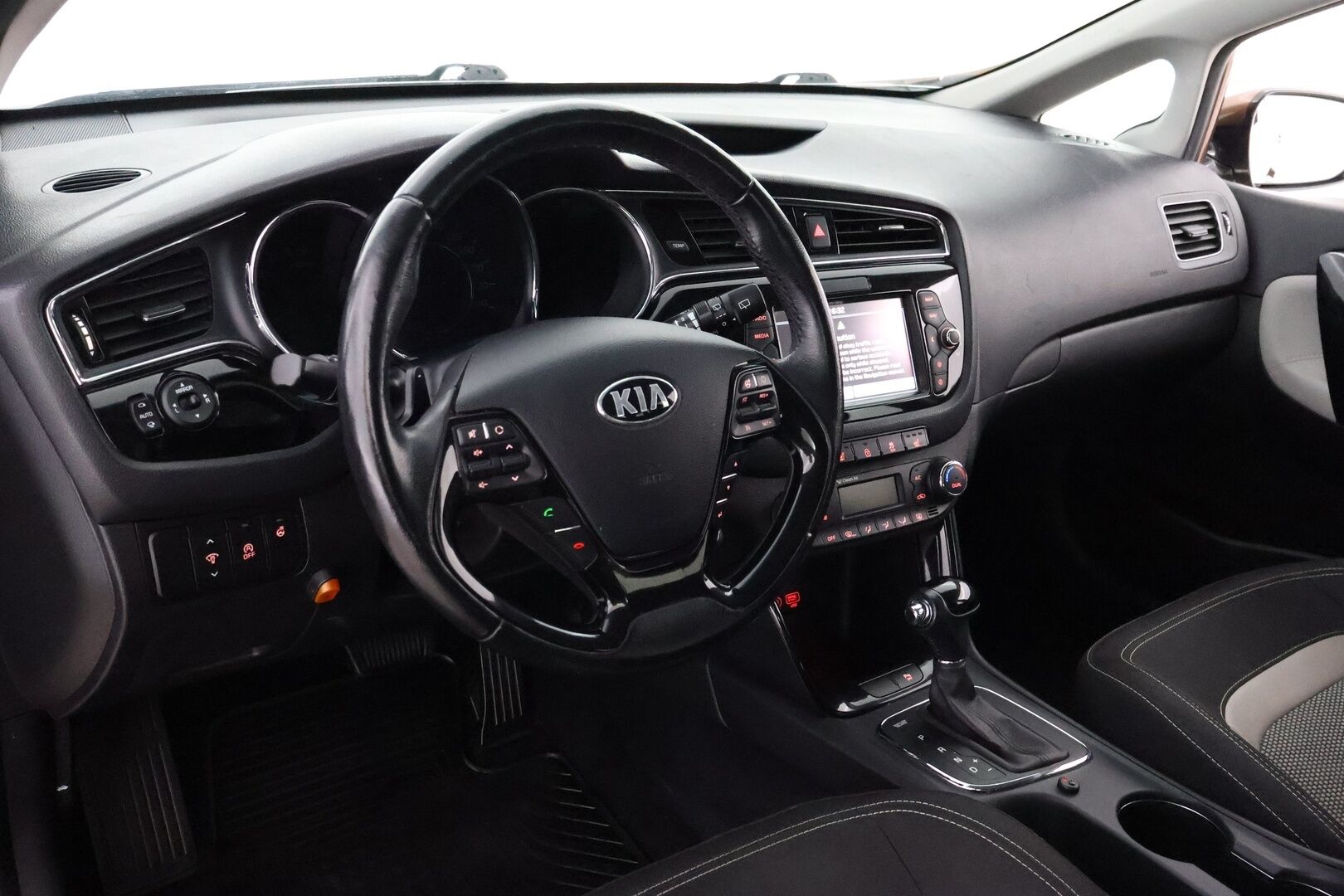 Kia cee'd 2017 1,6 CRDi ISG 136hv EX SW DCT A/T Ecodynamics - Suomiauto / P.Kamera / Lohko&Sisäp. / Vetokoukku / Vakkari / Ratinlämmitin / Navi
