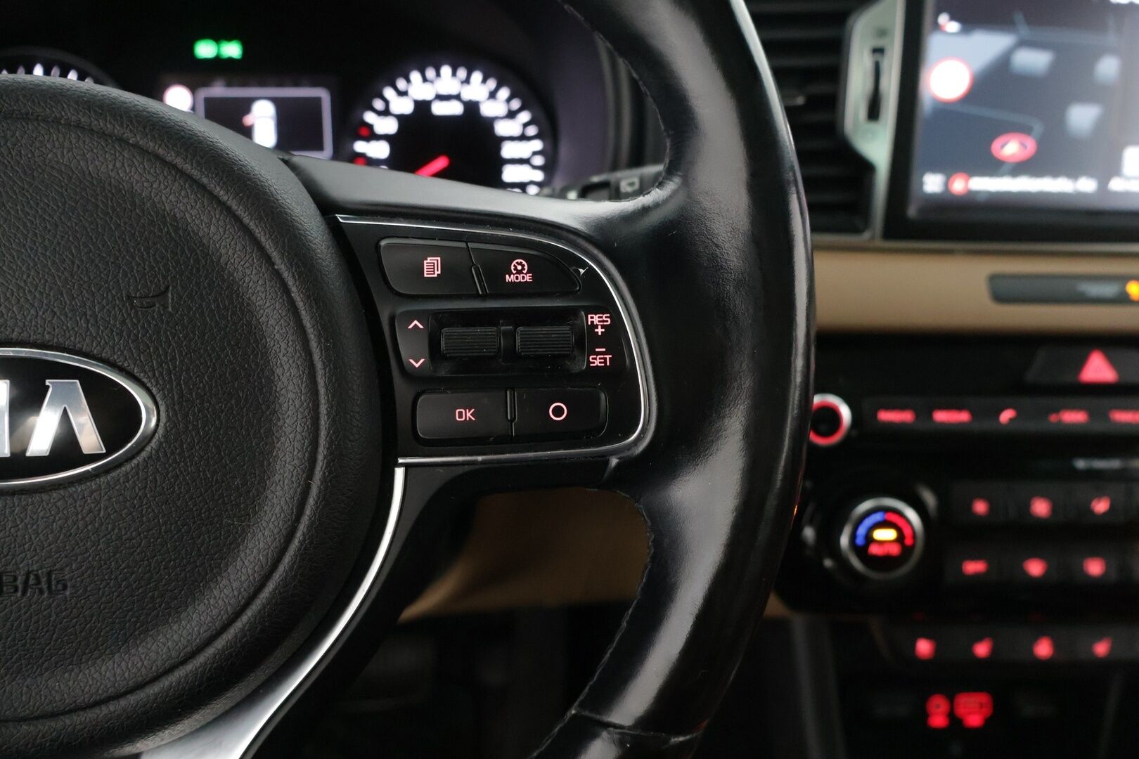 Kia Sportage 2017 1,7 CRDi ISG Urban Business Premium *Ruskeat nahat / P-Kamera / Ilmastoidut penkit / Kaistavahti / Sähkökontti / Blis * - Merkkiliikkeen huoltokirja / Uudet nastarenkaat / Juuri leimattu ja huollettu - HULLUT VÄLIPÄIVÄT KORKOTARJOUS 2,49%