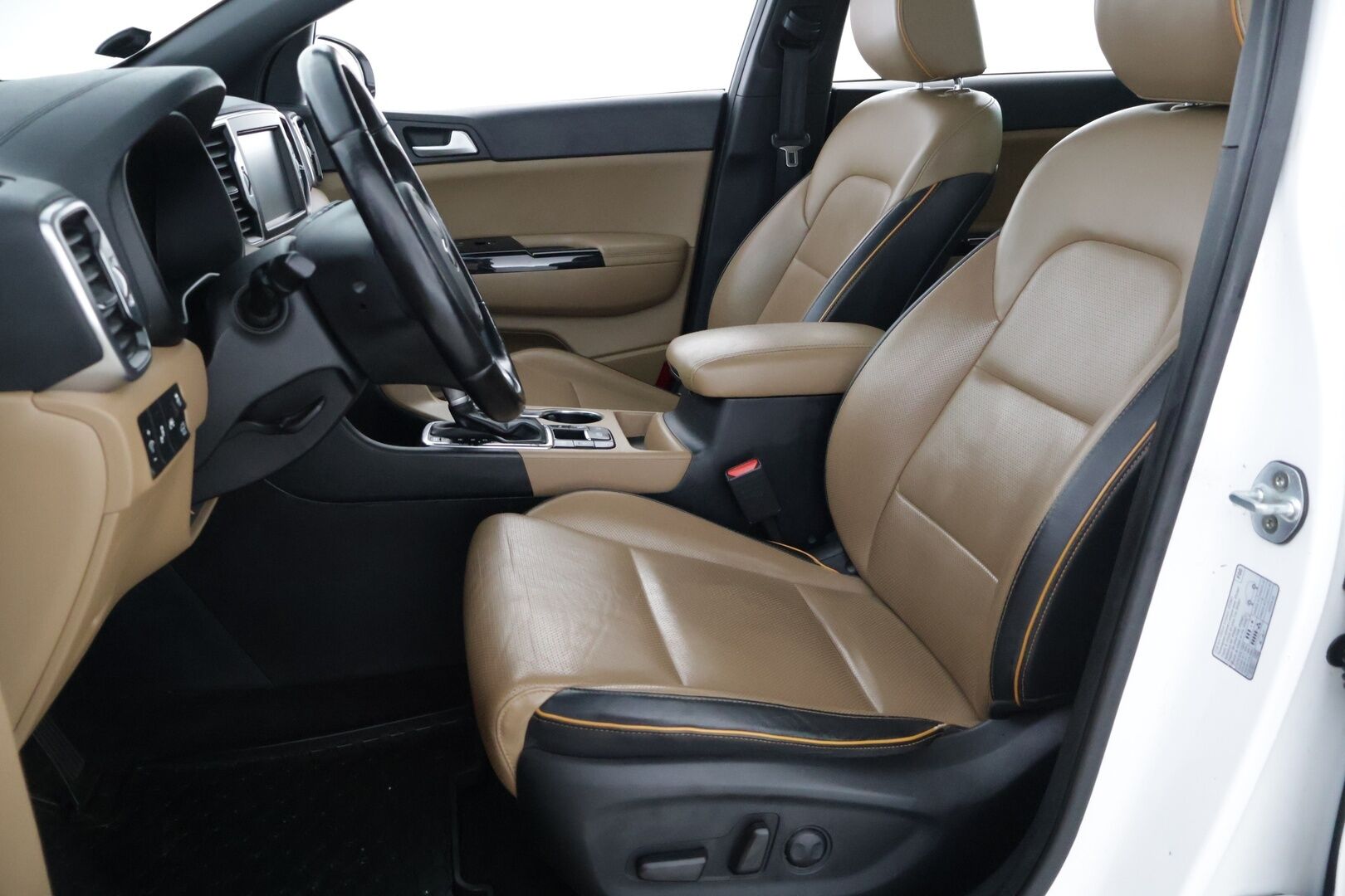 Kia Sportage 2017 1,7 CRDi ISG Urban Business Premium *Ruskeat nahat / P-Kamera / Ilmastoidut penkit / Kaistavahti / Sähkökontti / Blis * - Merkkiliikkeen huoltokirja / Uudet nastarenkaat / Juuri leimattu ja huollettu - HULLUT VÄLIPÄIVÄT KORKOTARJOUS 2,49%