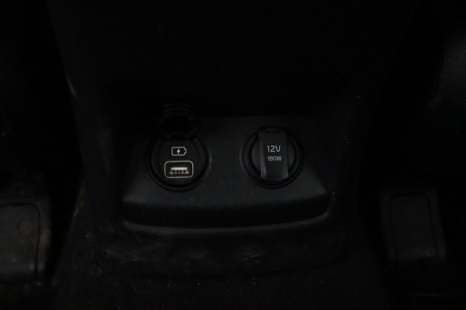 Kia Sportage 2017 1,7 CRDi ISG Urban Business Premium *Ruskeat nahat / P-Kamera / Ilmastoidut penkit / Kaistavahti / Sähkökontti / Blis * - Merkkiliikkeen huoltokirja / Uudet nastarenkaat / Juuri leimattu ja huollettu - HULLUT VÄLIPÄIVÄT KORKOTARJOUS 2,49%