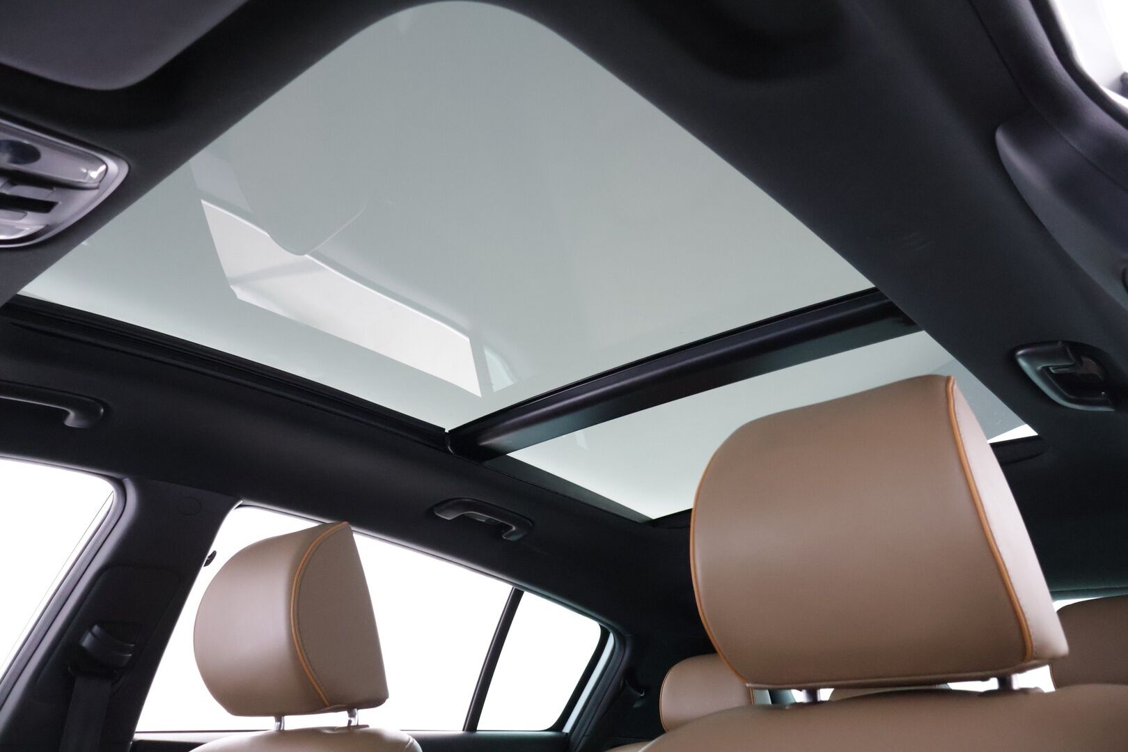 Kia Sportage 2017 1,7 CRDi ISG Urban Business Premium *Ruskeat nahat / P-Kamera / Ilmastoidut penkit / Kaistavahti / Sähkökontti / Blis * - Merkkiliikkeen huoltokirja / Uudet nastarenkaat / Juuri leimattu ja huollettu - HULLUT VÄLIPÄIVÄT KORKOTARJOUS 2,49%