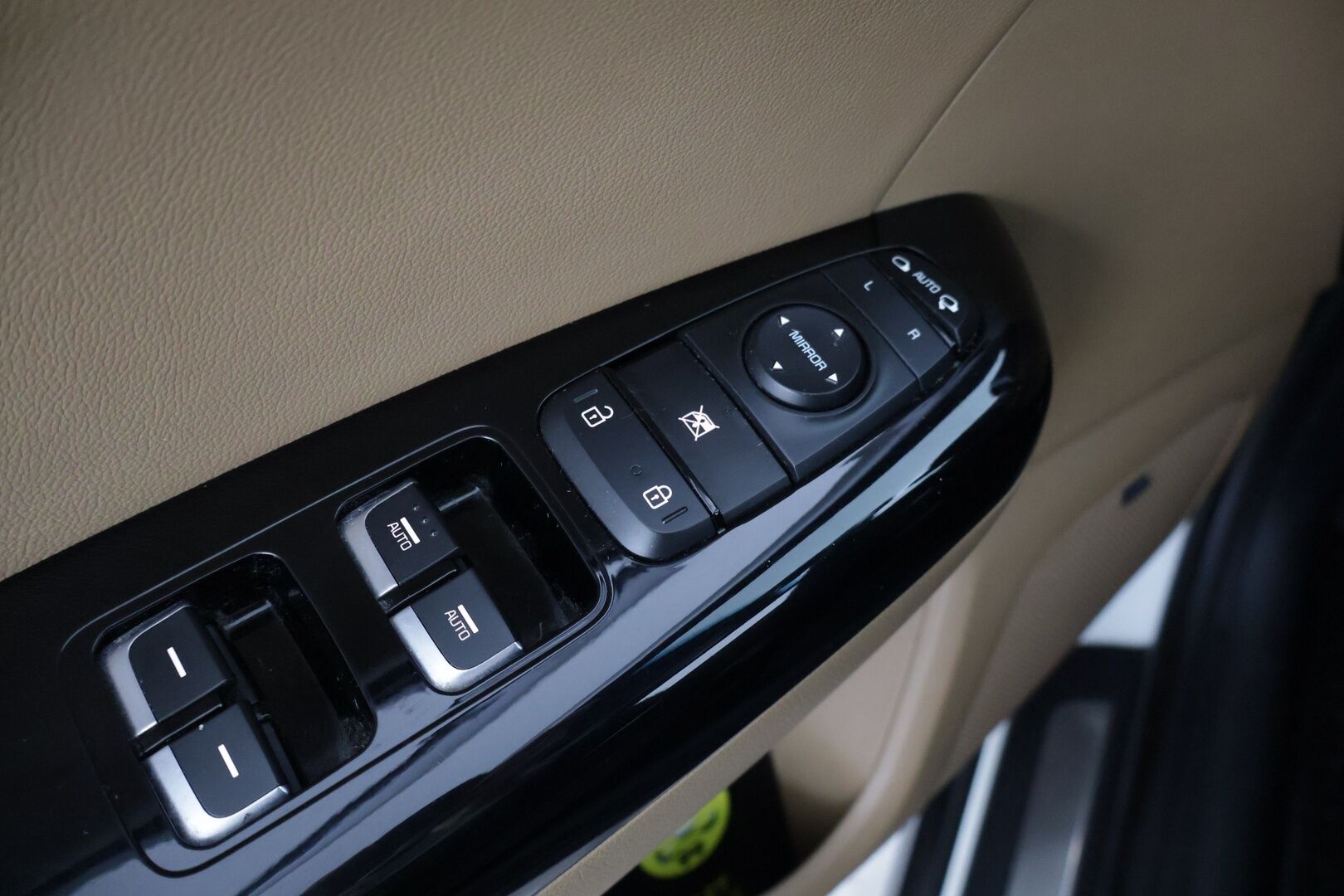 Kia Sportage 2017 1,7 CRDi ISG Urban Business Premium *Ruskeat nahat / P-Kamera / Ilmastoidut penkit / Kaistavahti / Sähkökontti / Blis * - Merkkiliikkeen huoltokirja / Uudet nastarenkaat / Juuri leimattu ja huollettu - HULLUT VÄLIPÄIVÄT KORKOTARJOUS 2,49%