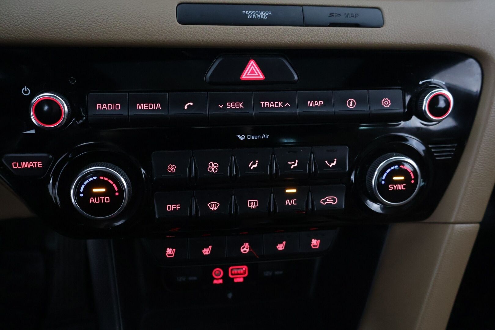 Kia Sportage 2017 1,7 CRDi ISG Urban Business Premium *Ruskeat nahat / P-Kamera / Ilmastoidut penkit / Kaistavahti / Sähkökontti / Blis * - Merkkiliikkeen huoltokirja / Uudet nastarenkaat / Juuri leimattu ja huollettu - HULLUT VÄLIPÄIVÄT KORKOTARJOUS 2,49%