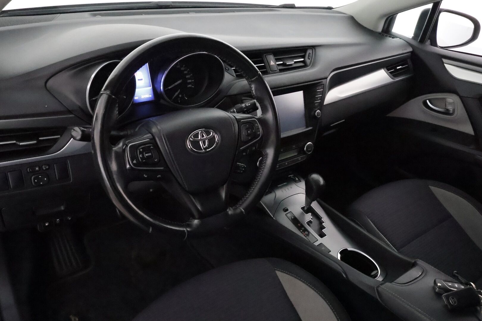 Toyota Avensis 2017 1,8 Valvematic Active Edition Touring Sports Multidrive S **Vakkari / Koukku / P.kamera / LED / Lohkolämmitin / Navi** - Suomi-auto / Merkkihuollettu / Kahdet renkaat aluvanteilla