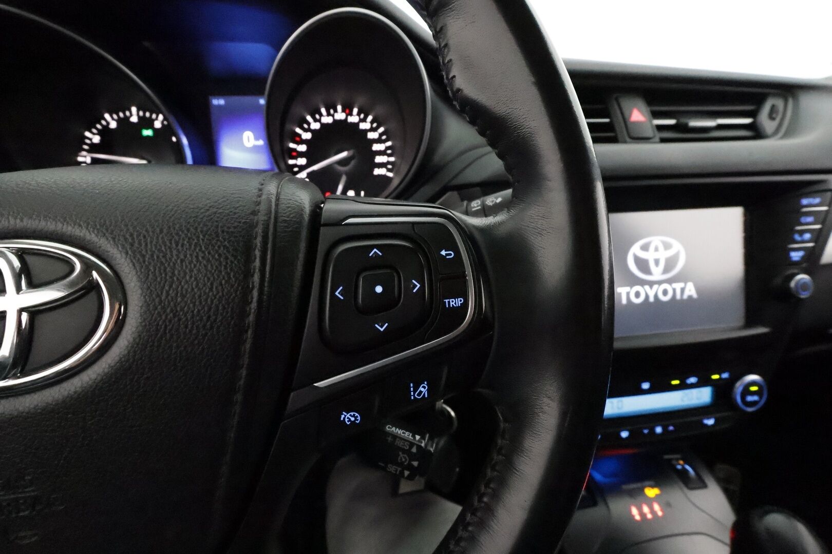 Toyota Avensis 2017 1,8 Valvematic Active Edition Touring Sports Multidrive S **Vakkari / Koukku / P.kamera / LED / Lohkolämmitin / Navi** - Suomi-auto / Merkkihuollettu / Kahdet renkaat aluvanteilla