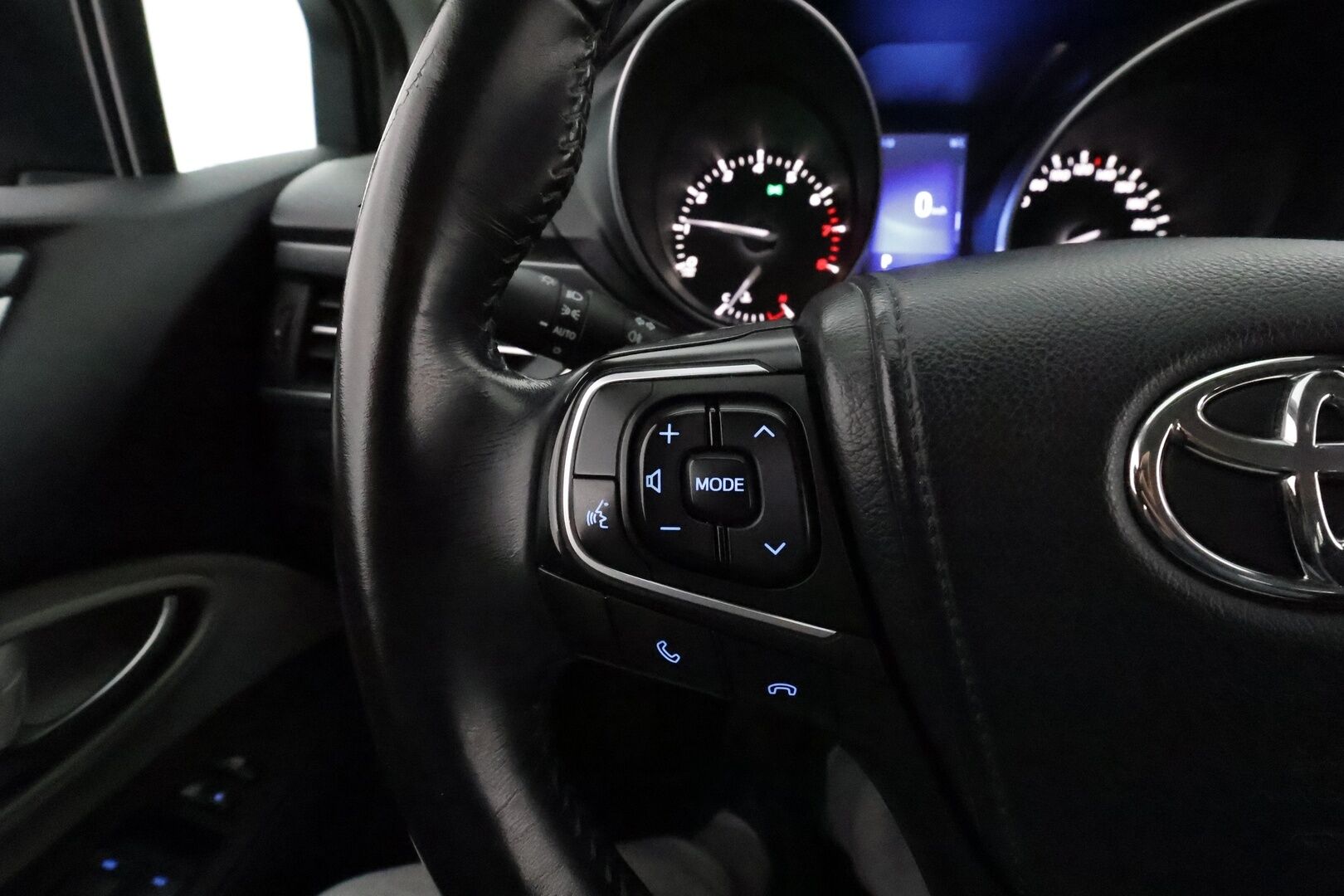 Toyota Avensis 2017 1,8 Valvematic Active Edition Touring Sports Multidrive S **Vakkari / Koukku / P.kamera / LED / Lohkolämmitin / Navi** - Suomi-auto / Merkkihuollettu / Kahdet renkaat aluvanteilla