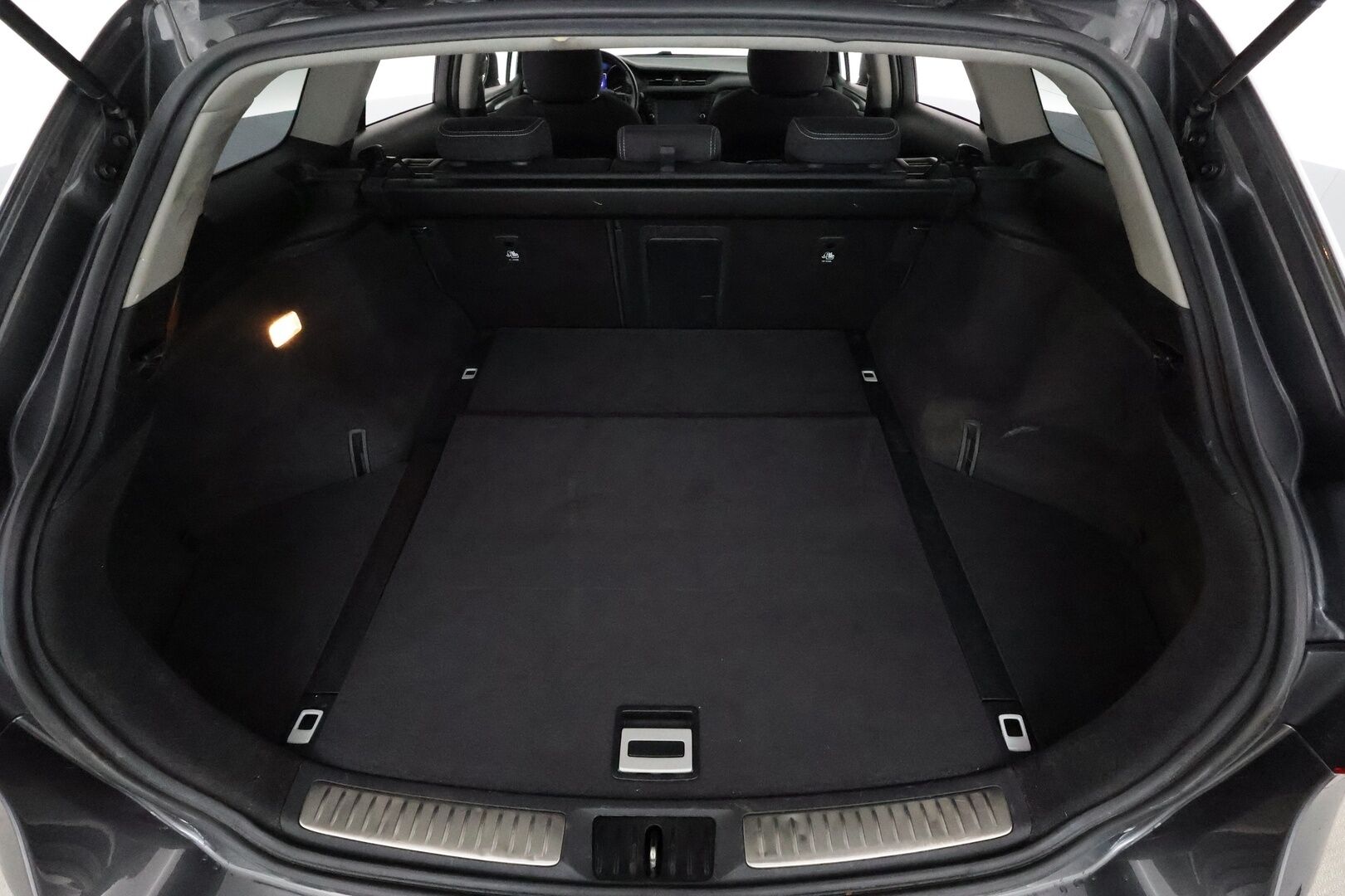 Toyota Avensis 2017 1,8 Valvematic Active Edition Touring Sports Multidrive S **Vakkari / Koukku / P.kamera / LED / Lohkolämmitin / Navi** - Suomi-auto / Merkkihuollettu / Kahdet renkaat aluvanteilla
