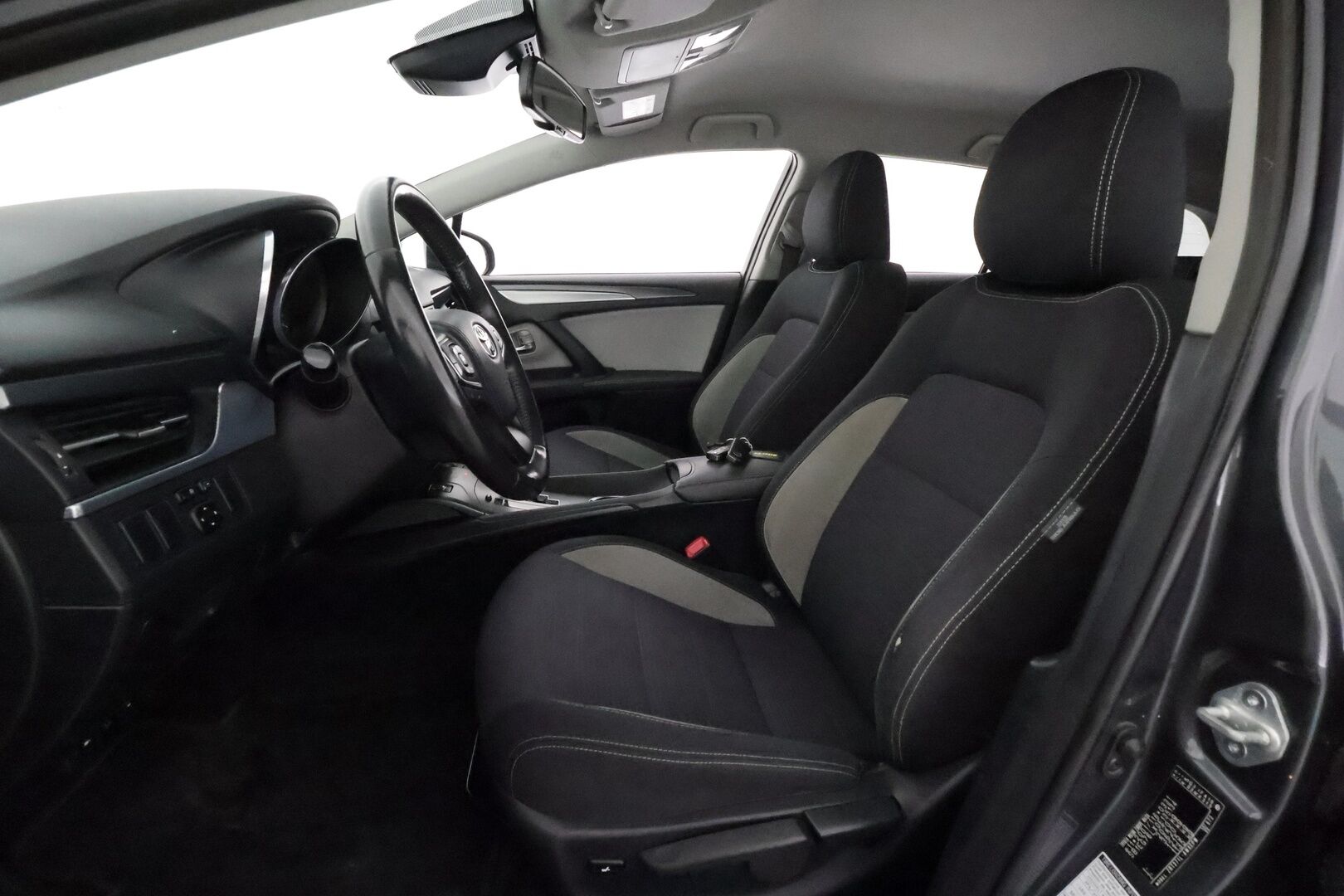 Toyota Avensis 2017 1,8 Valvematic Active Edition Touring Sports Multidrive S **Vakkari / Koukku / P.kamera / LED / Lohkolämmitin / Navi** - Suomi-auto / Merkkihuollettu / Kahdet renkaat aluvanteilla