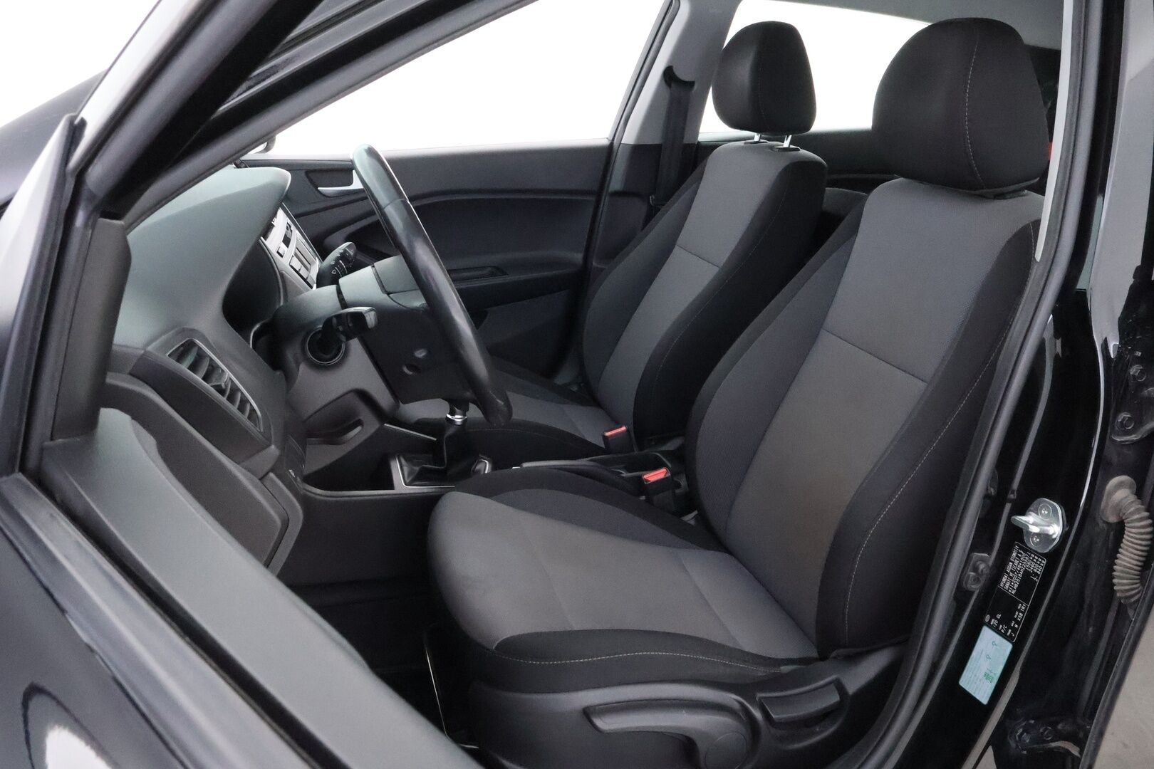 Hyundai i20 5d 2017 1,2 5MT ISG Classic - Ratinlämmitin | Penkinlämmittimet | Ilmastointi - Tämä auto myydään YritysOutlet -valikoimasta vain yritykselle