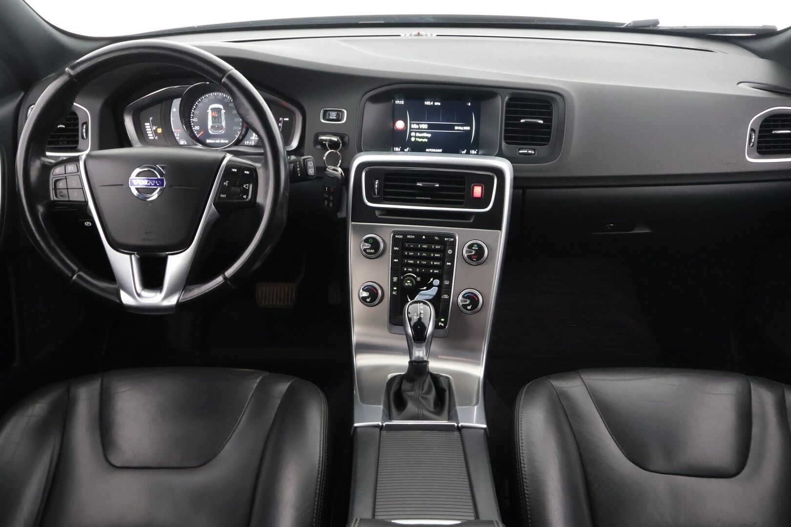 Volvo V60 2017 D4 AWD Business Summum aut - *Webasto / Keyless / Vakkari / Nahat muistilla / Navi / Voc / Koukku*