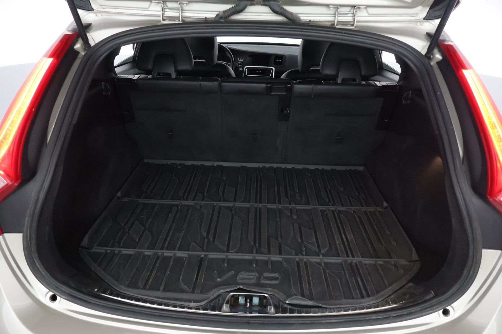 Volvo V60 2017 D4 AWD Business Summum aut - *Webasto / Keyless / Vakkari / Nahat muistilla / Navi / Voc / Koukku*