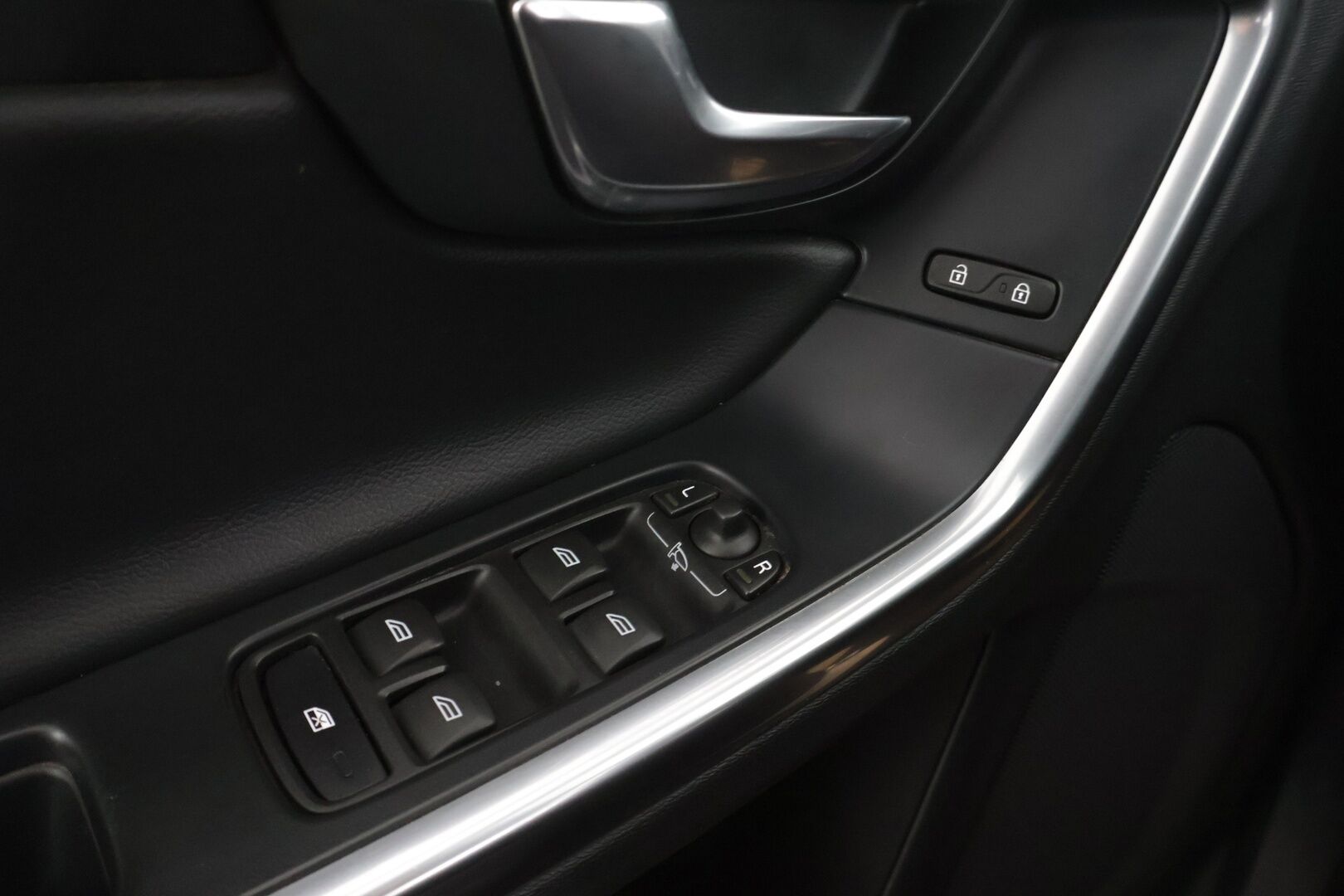 Volvo V60 2017 D4 AWD Business Summum aut - *Webasto / Keyless / Vakkari / Nahat muistilla / Navi / Voc / Koukku*