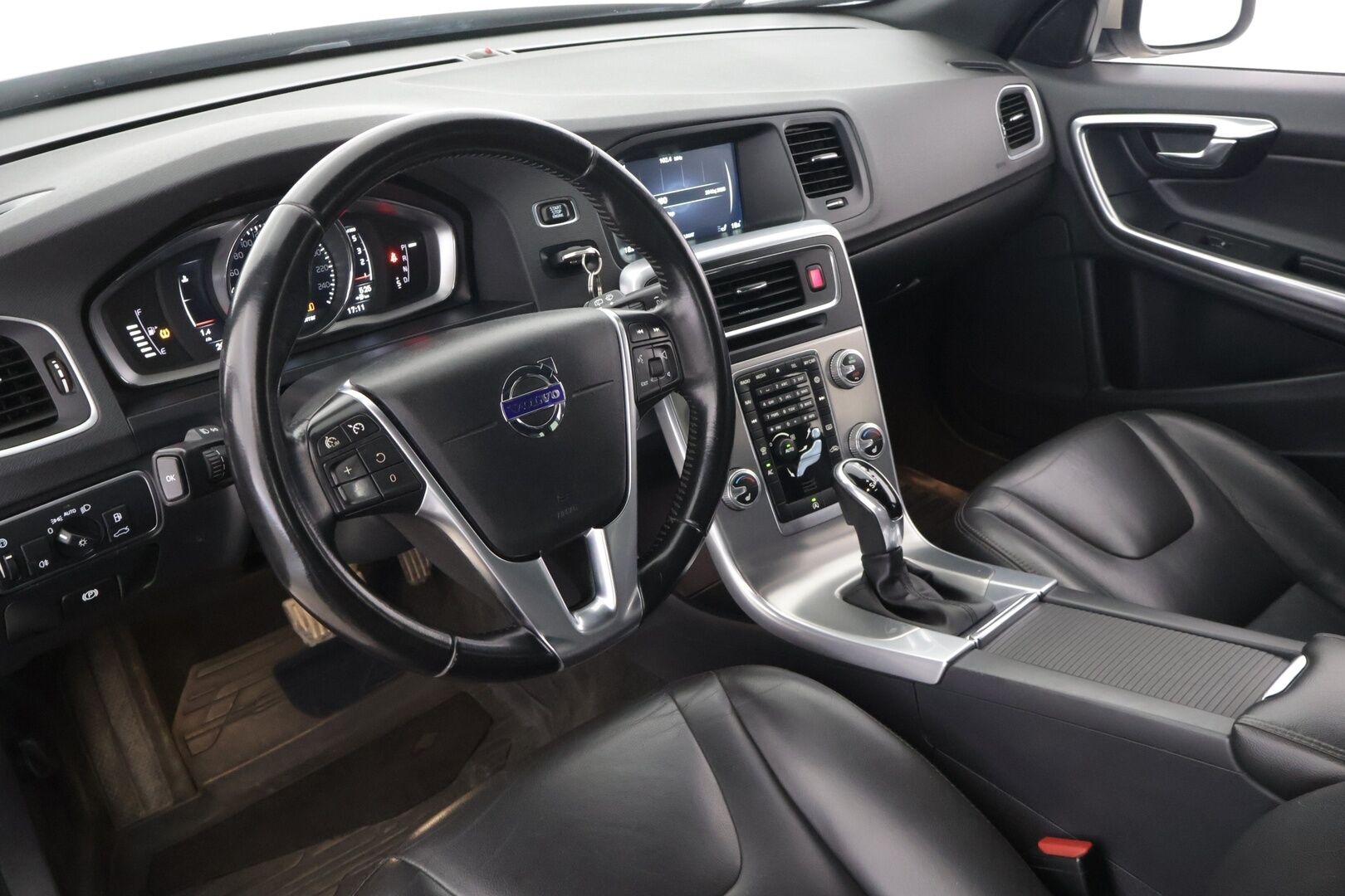 Volvo V60 2017 D4 AWD Business Summum aut - *Webasto / Keyless / Vakkari / Nahat muistilla / Navi / Voc / Koukku*