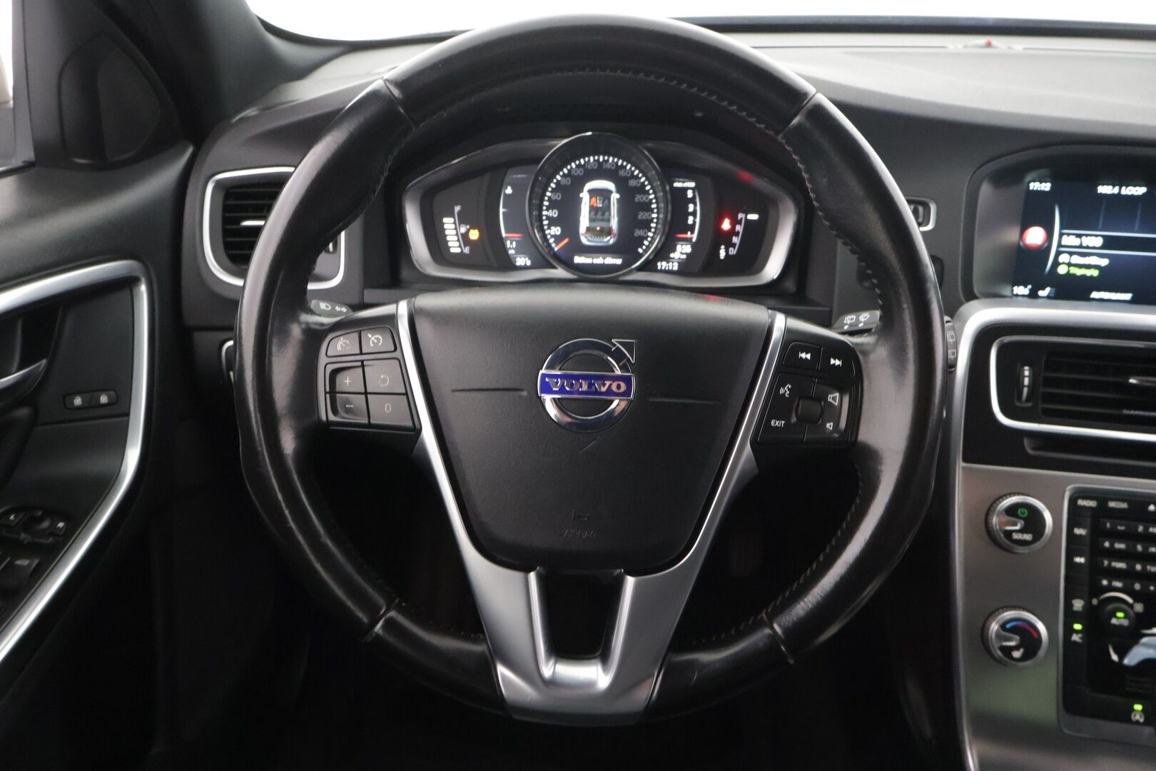 Volvo V60 2017 D4 AWD Business Summum aut - *Webasto / Keyless / Vakkari / Nahat muistilla / Navi / Voc / Koukku*