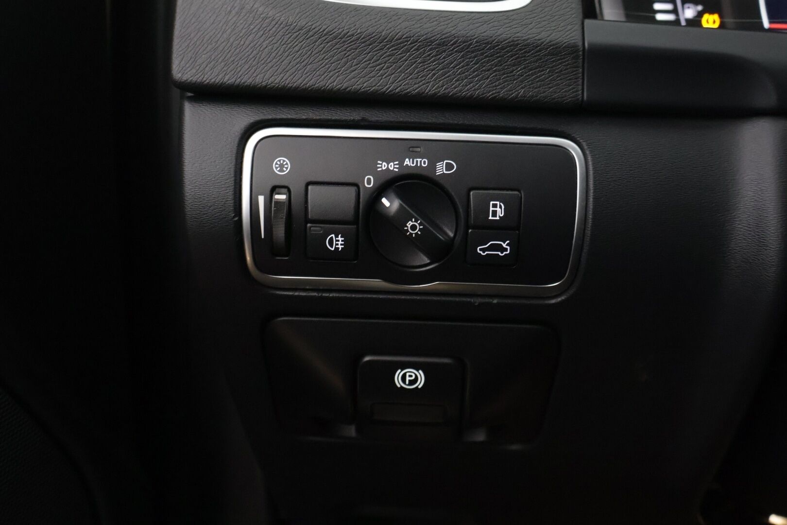 Volvo V60 2017 D4 AWD Business Summum aut - *Webasto / Keyless / Vakkari / Nahat muistilla / Navi / Voc / Koukku*