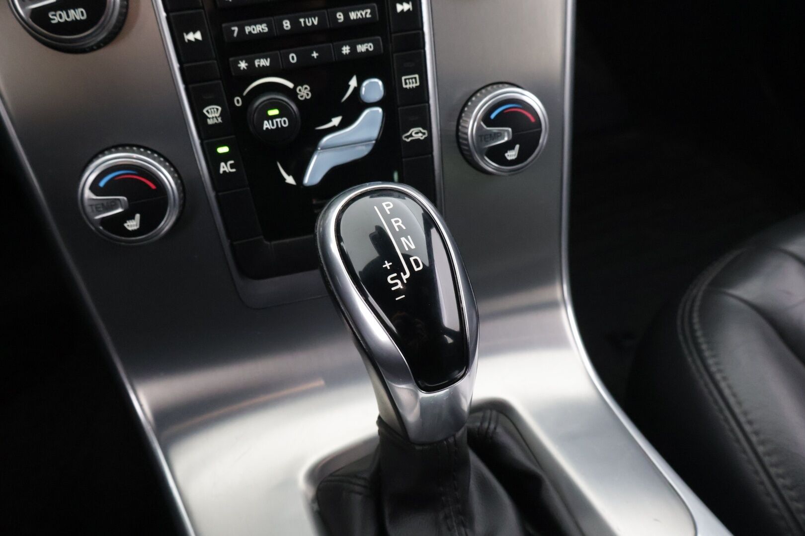 Volvo V60 2017 D4 AWD Business Summum aut - *Webasto / Keyless / Vakkari / Nahat muistilla / Navi / Voc / Koukku*