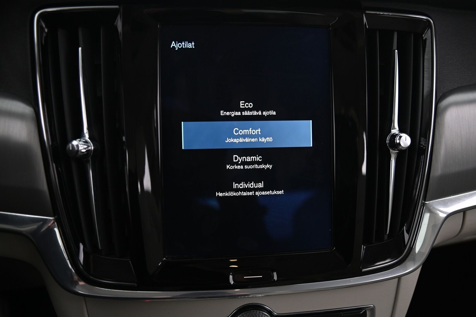 Volvo S90 2017 D3 Business aut *Webasto / Navi / Apple&Android Auto* - *Suomi-auto / Ei AdBlue järjestelmää / 2x renkaat ja vanteet*